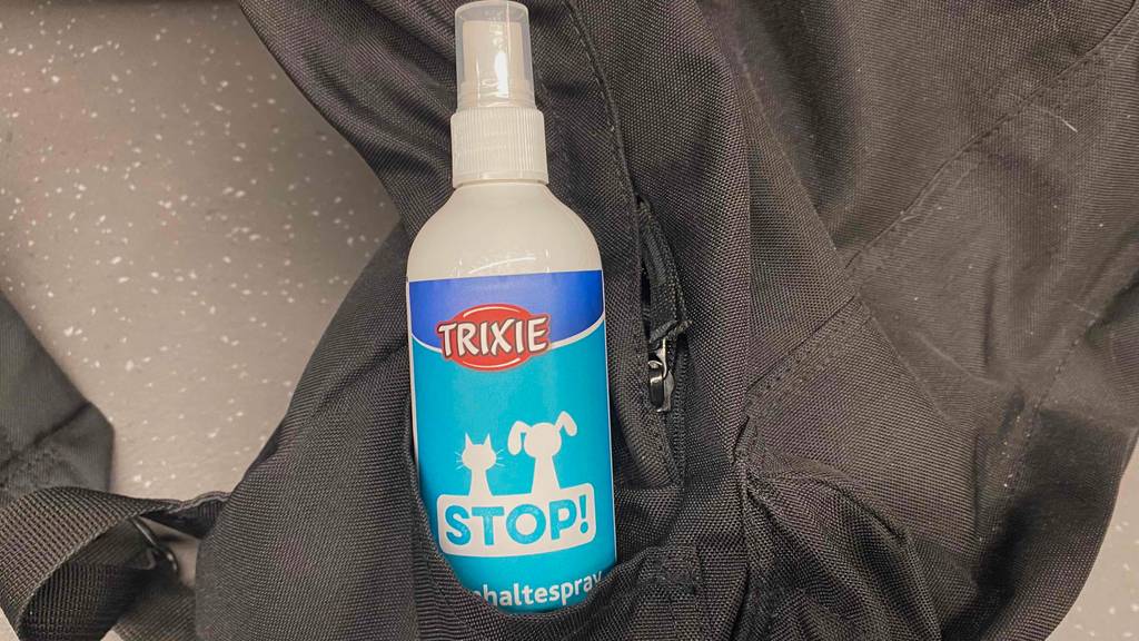 Katzen-Fernhaltespray in einer Tasche