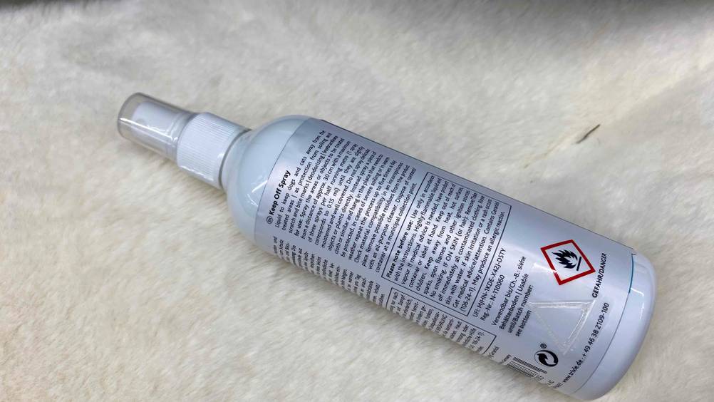 Rückseite einer getesteten Flasche Katzen-Fernhaltespray mit Inhaltsangaben.