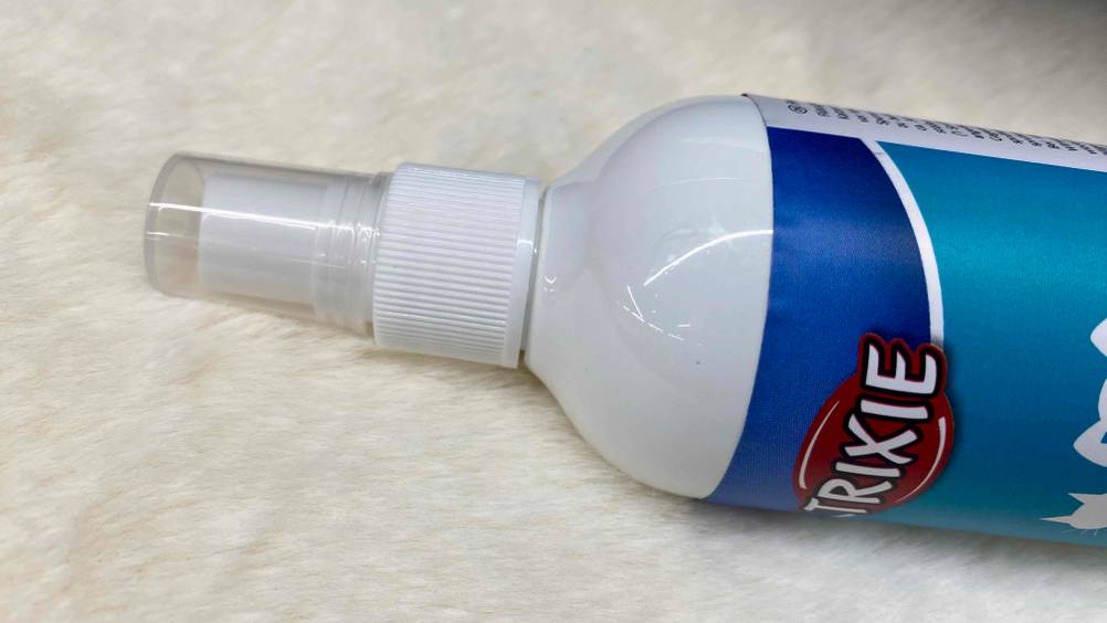 Katzen-Fernhaltespray im Test: Detailansicht des Sprühkopfes mit Kappe.