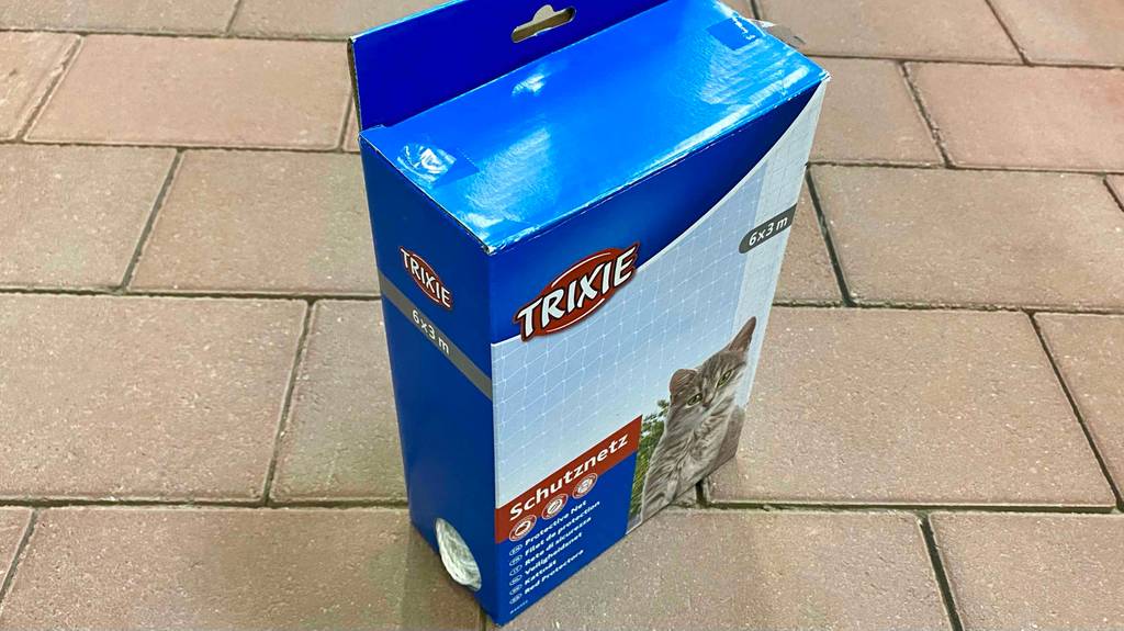 Katzennetz im Test: eine Packung von Trixie steht auf einem Steinboden.