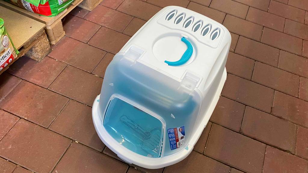 Im Test: Eine Katzentoilette mit Deckel steht auf Steinfliesen.