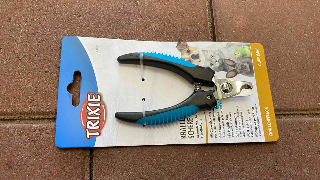 Krallenschere-Test: Verpackte Krallenschere liegt auf Steinboden.
