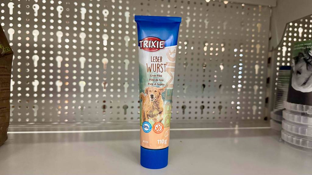 Im Test: Hunde-Leberwurst in der 110-g-Tube steht auf einem weißen Regalboden.