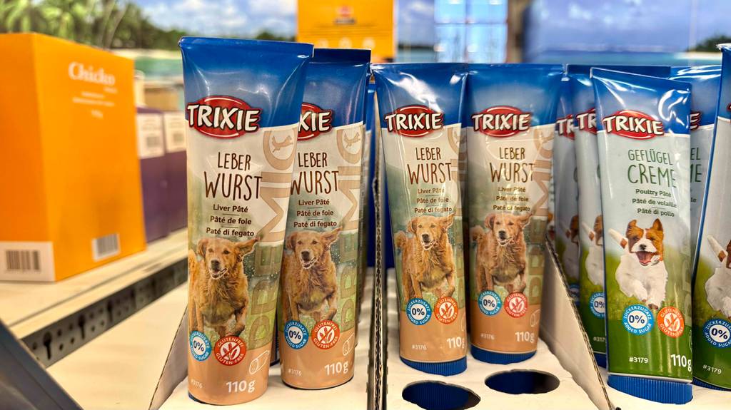 Mehrere 110-g-Tuben mit getesteter Leberwurst für Hunde stehen nebeneinander auf einem Verkaufsregal.