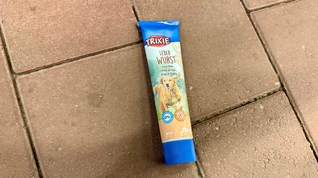 Eine 110-g-Tube mit Hunde-Leberwurst im Test liegt auf dem Boden.