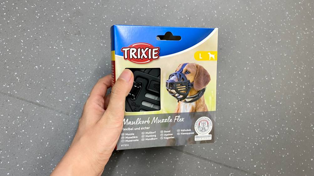 Maulkorb für Hunde von Trixie getestet: Verpackung wird in der Hand gehalten.