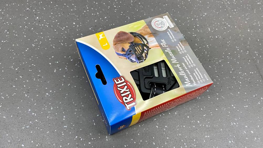 Maulkorb für Hunde von Trixie im Test: Verpackung liegt auf dem Boden.