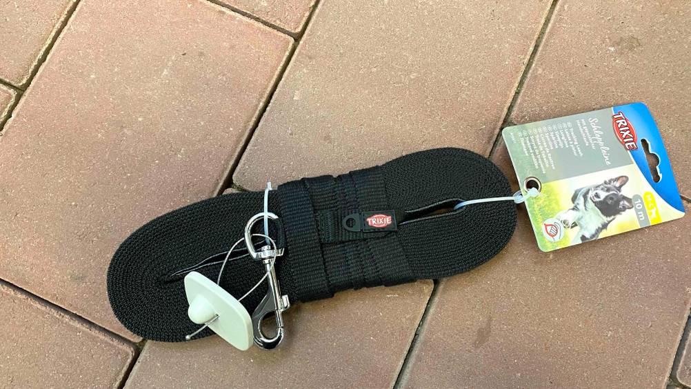 Im Test: Eine verpackte gerollte Schleppleine liegt auf einem Steinboden.