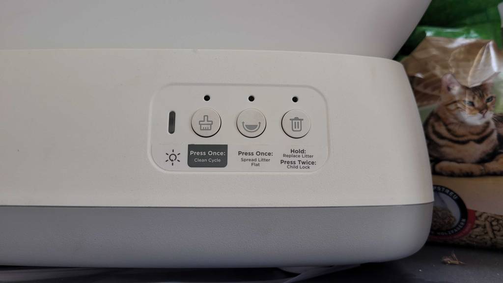 Nahaufnahme der Bedienelemente eines elektrischen, getesteten selbstreinigenden Katzenklos.