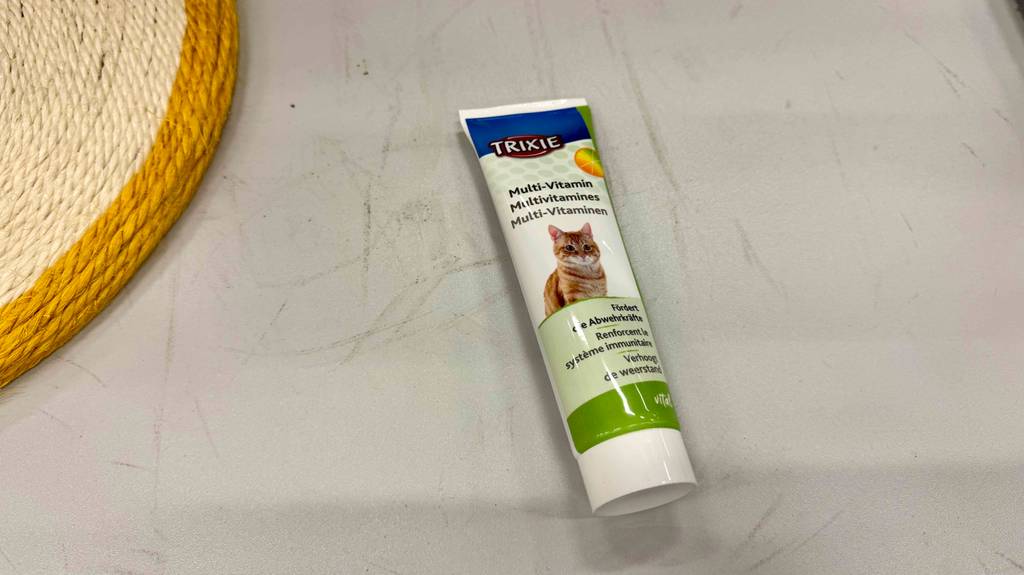 Blick von oben auf den Drehverschluss einer Tube getesteter Vitamine für Katzen.
