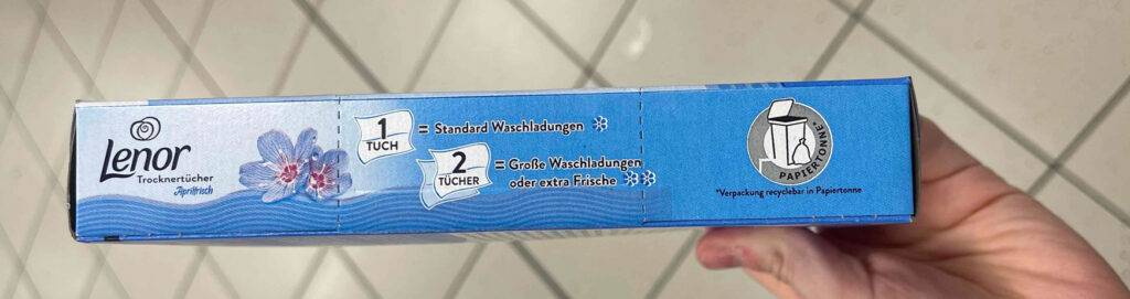 Ansicht auf die Gebrauchsanweisung der Trocknertücher im Test, welche seitlich auf der blauen Packung gedruckt ist.
