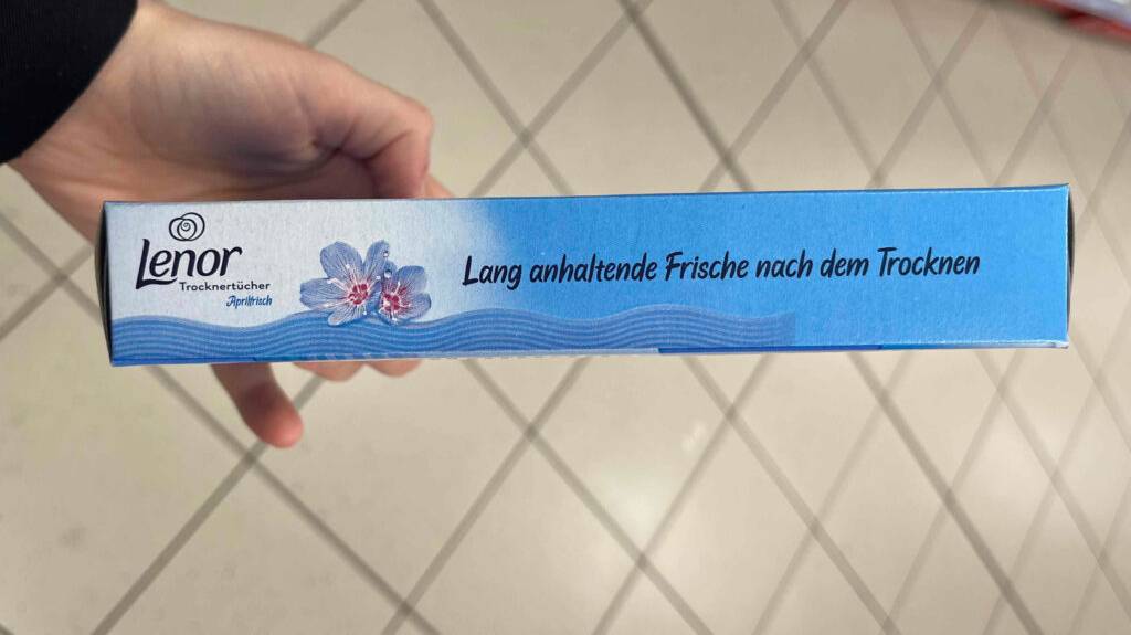 Seitenansicht der blauen Schachtel mit den getesteten Trocknertücher.