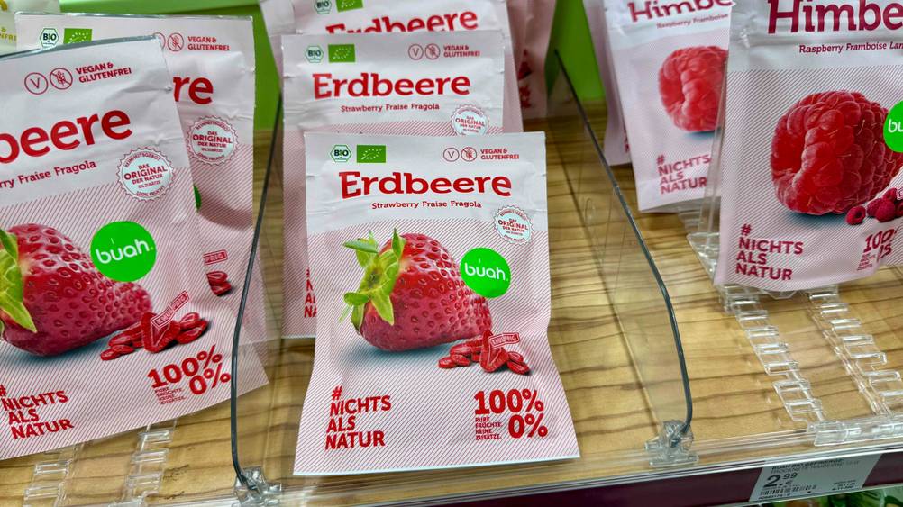 Mehrere Packungen der getesteten Trockenfrüchte in einem Regal.