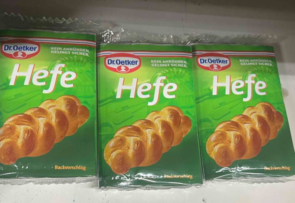 Drei Packungen Trockenhefe liegen zum testen nebeneinander.