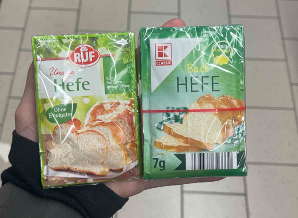 Trockenhefe-Test: Zwei Packungssets verschiedener Hersteller liegen auf einer Handfläche.