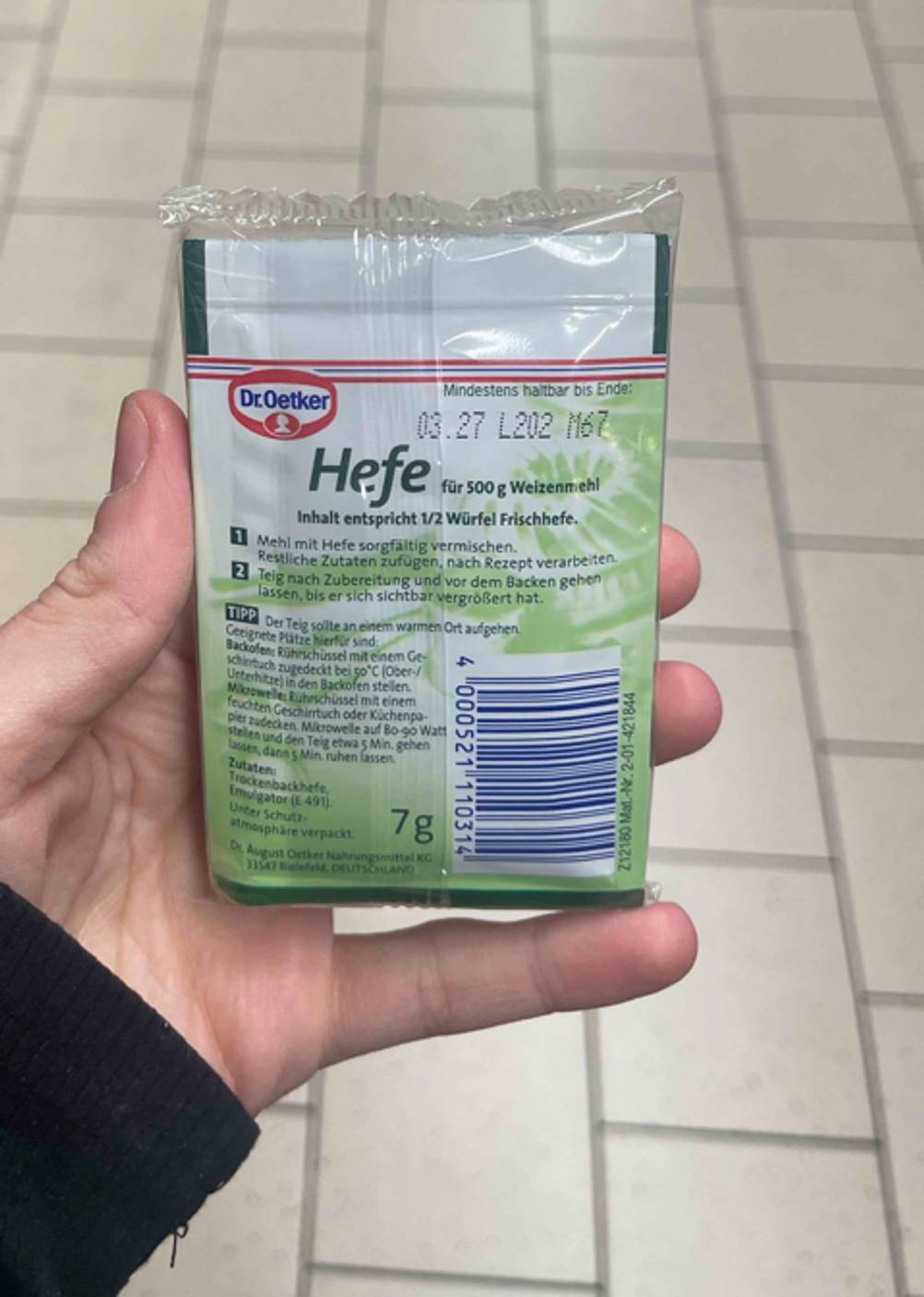Auf der Packungsrückseite von getesteter Trockenhefe stehen Informationen zur Verwendung.