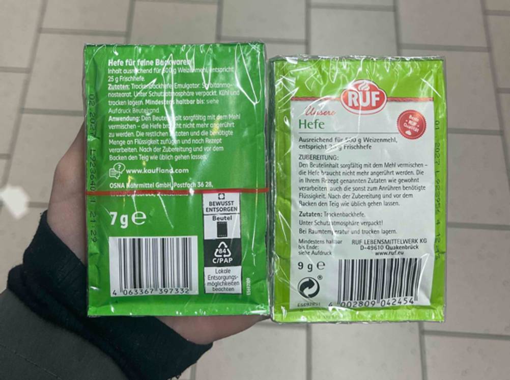 Zwei Packungen mit Trockenhefe-Sets im Test liegen mit der Rückseite nach oben auf einer Handfläche.