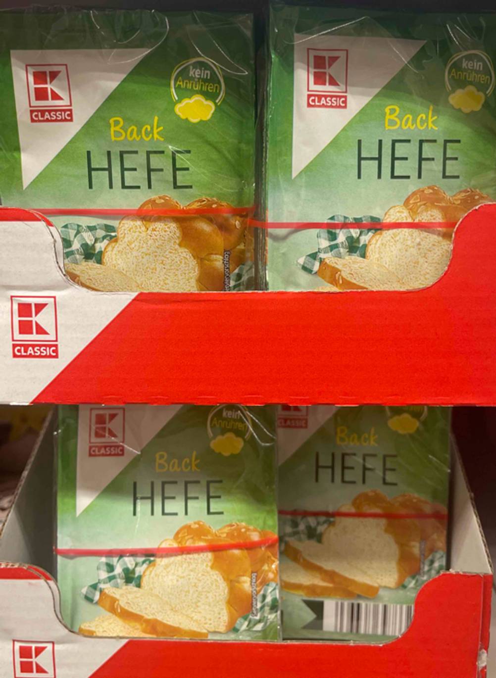 Trockenhefe im Test: Mehrere Packungen sind auf- und nebeneinander in einem Regal gestapelt.