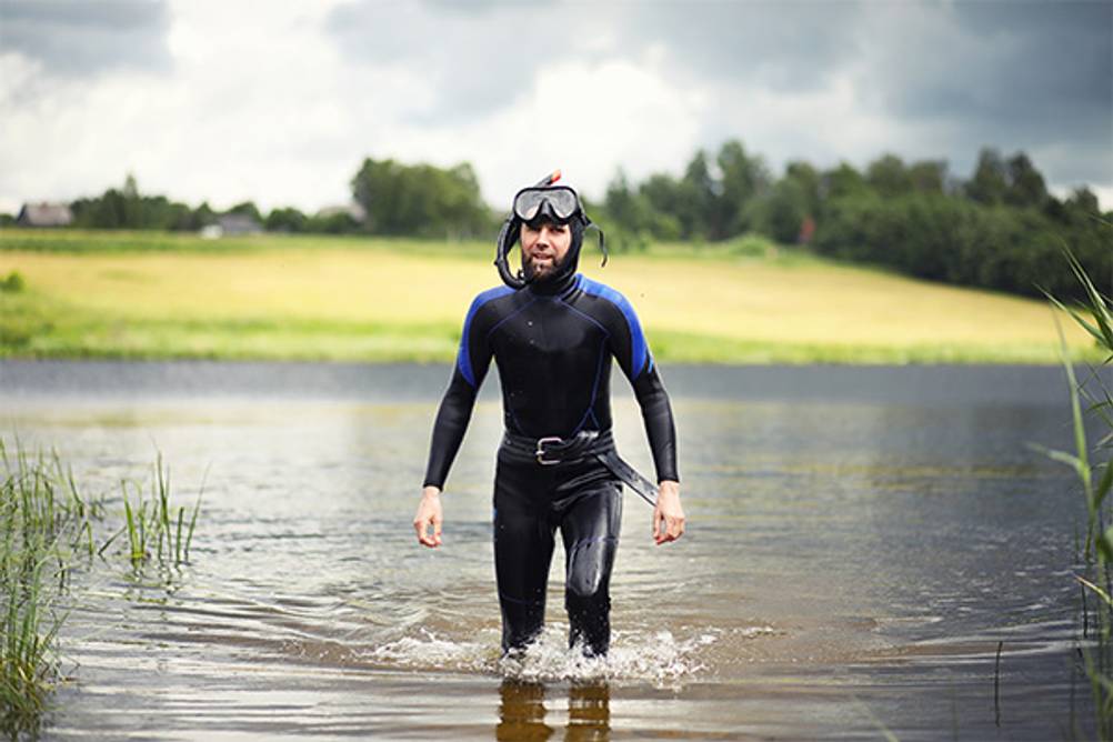 Trockenschnorchel im Test: Ein Taucher, der aus einem See kommt.