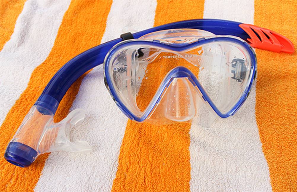 Trockenschnorchel im Test: Ein Schnorchel und eine Taucherbrille auf einem Handtuch.