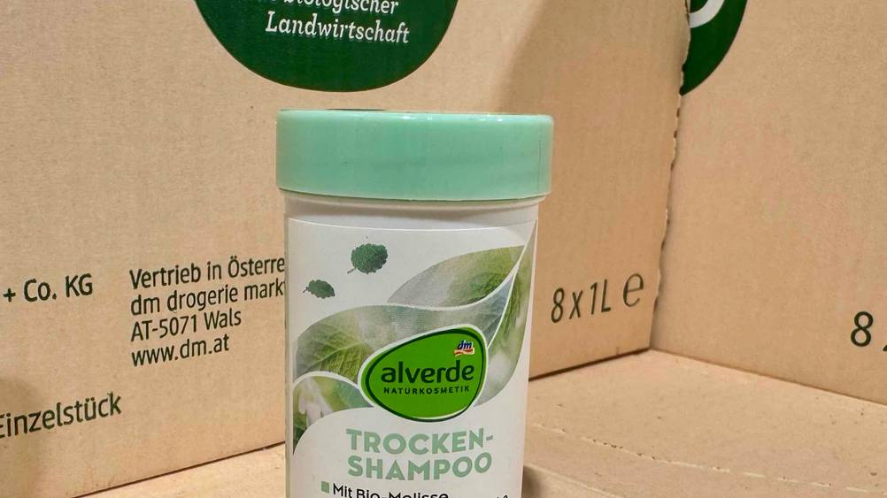 Trockenshampoo-Puder im Test: Nahaufnahme der Dose mit Logo und Artikelbezeichnung.