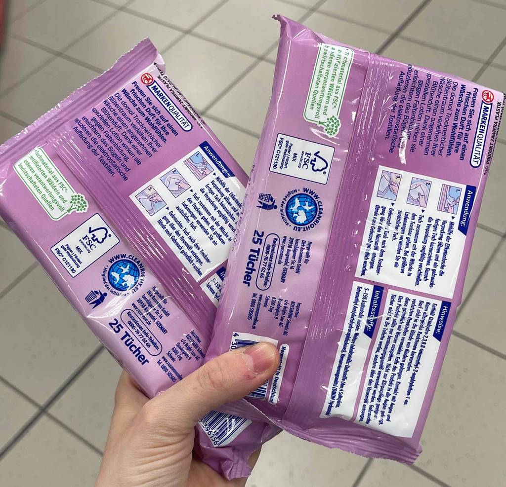 Detailansicht der rückwärtigen Produktbeschreibung auf den violetten Kunststofftüten mit den Trockentüchern im Test.