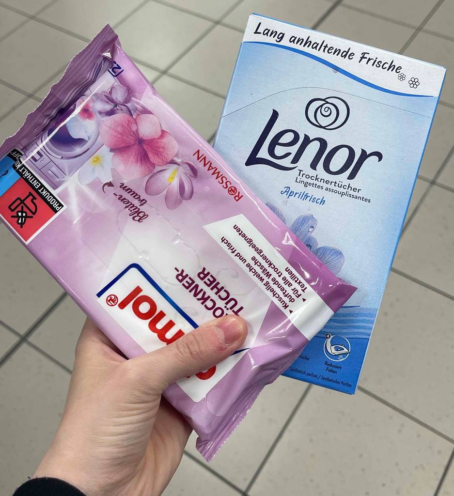 Ansicht von vorn auf die violette Kunststofftüte und die blaue Schachtel inklusive der getesteten Trocknertücher.