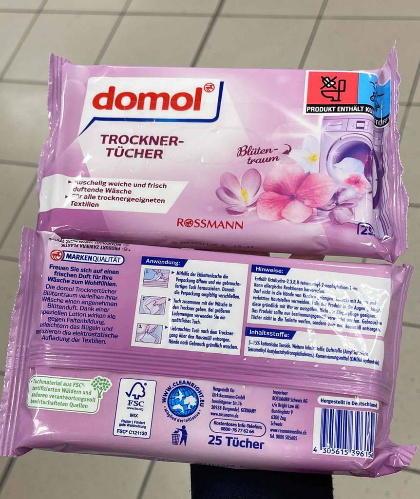 Ansicht auf die rosafarbenen 25-Stück- Kunststoffpackungen, von vorn sowie hinten, die die Trocknertücher im Test enthalten.