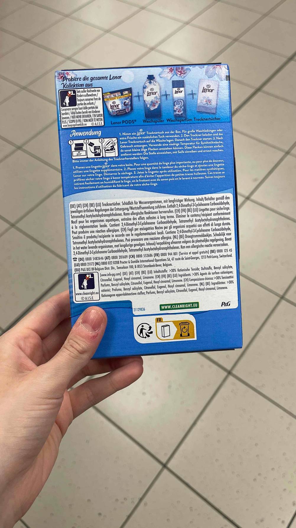 Ansicht der rückseitigen Produktbeschreibung auf dem blauen Karton inklusive der getesteten Trocknertücher.