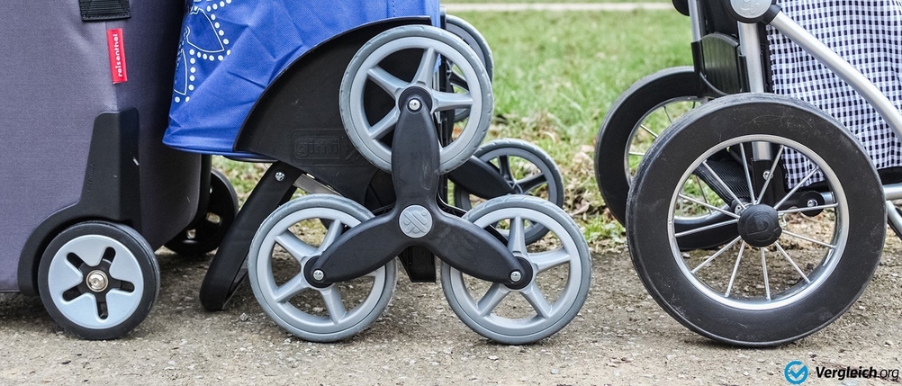 Verschiedene Rollenarten von Einkaufstrolleys nebeneinander.