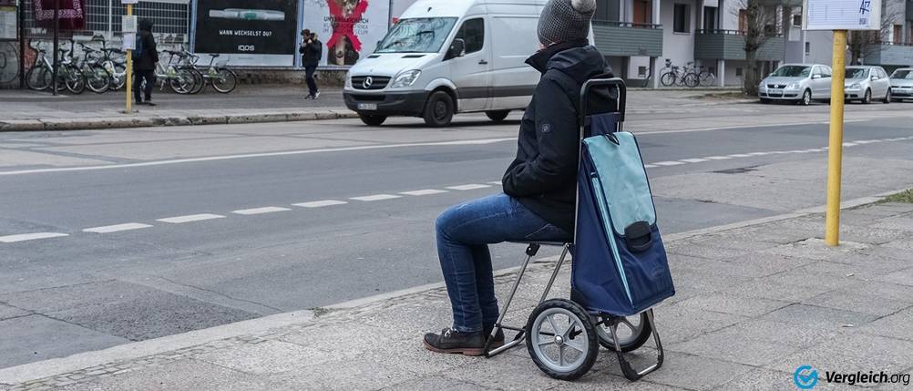 einkaufstrolley bus warten