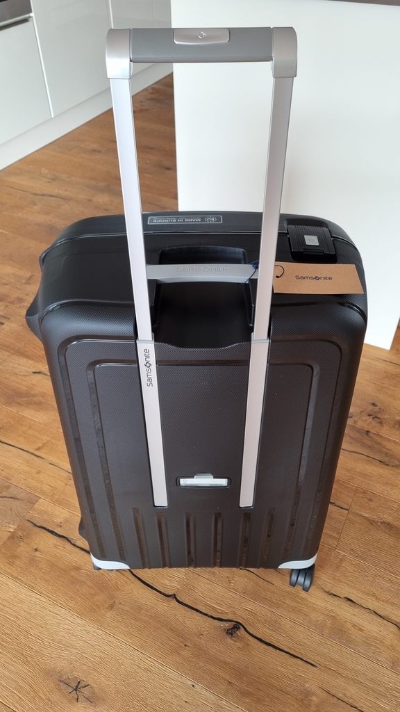 Trolley Samsonite Spinner mit ausgezogenem Griff.