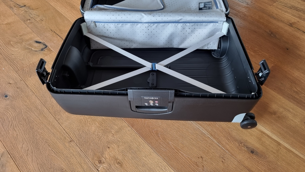 Innenansicht eines Trolleys mit Gurten.