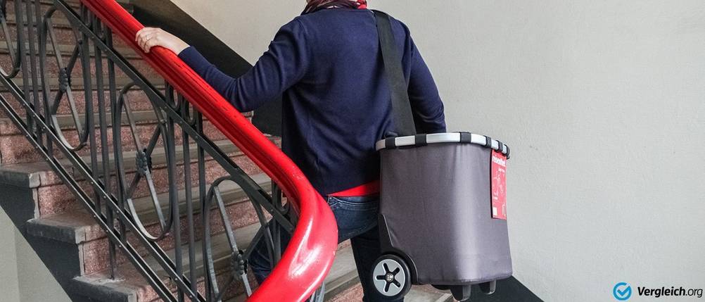 Einkaufstrolley mit tragegurt auf treppe