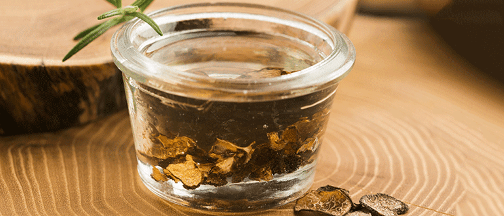 trüffelscheiben im glas mit öl
