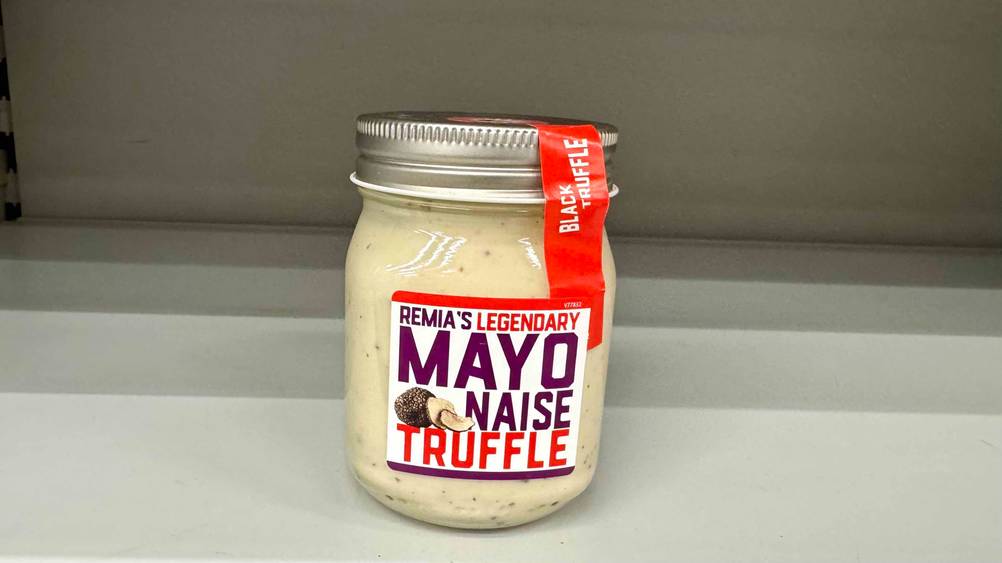 Trüffel-Mayonnaise im Test: Ein Glas in einem hellen Regal.