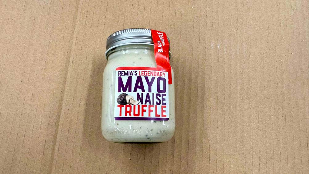 Auf einem Karton liegt eine Trüffel-Mayonnaise im Test.