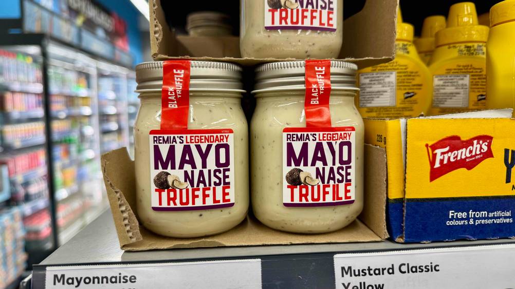 Mehrere Gläser der getesteten Trüffel-Mayonnaise auf einem Verkaufsregal.