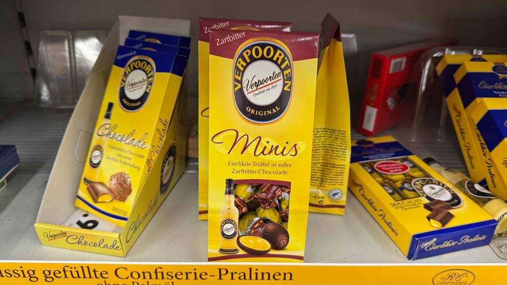 Eine Packung der Trüffelpralinen im Test in einem Verkaufsregal neben anderen Produkten.