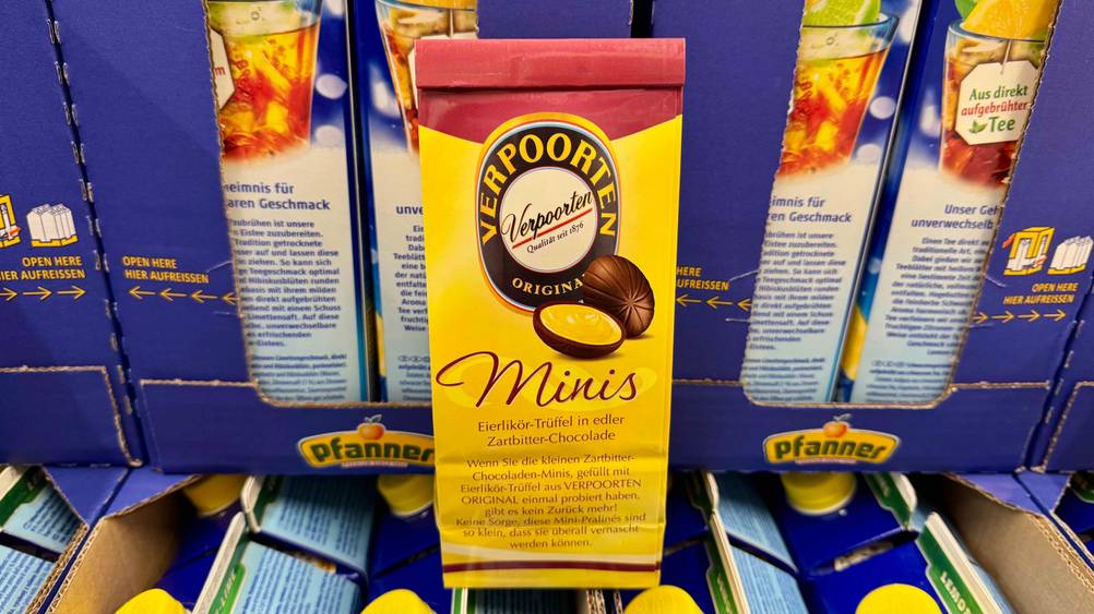 Trüffelpralinen im Test: Eine Packung vor Getränkekartons von der Rückseite.