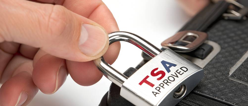 TSA-Schlösser-Test: TSA-geprüftes Vorhängeschloss an einem Koffer