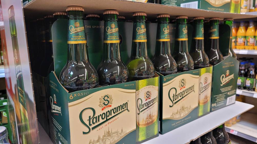 Tschechisches Bier-Test: In einem Regal stehen mehrere Flaschen in Tragekartons.