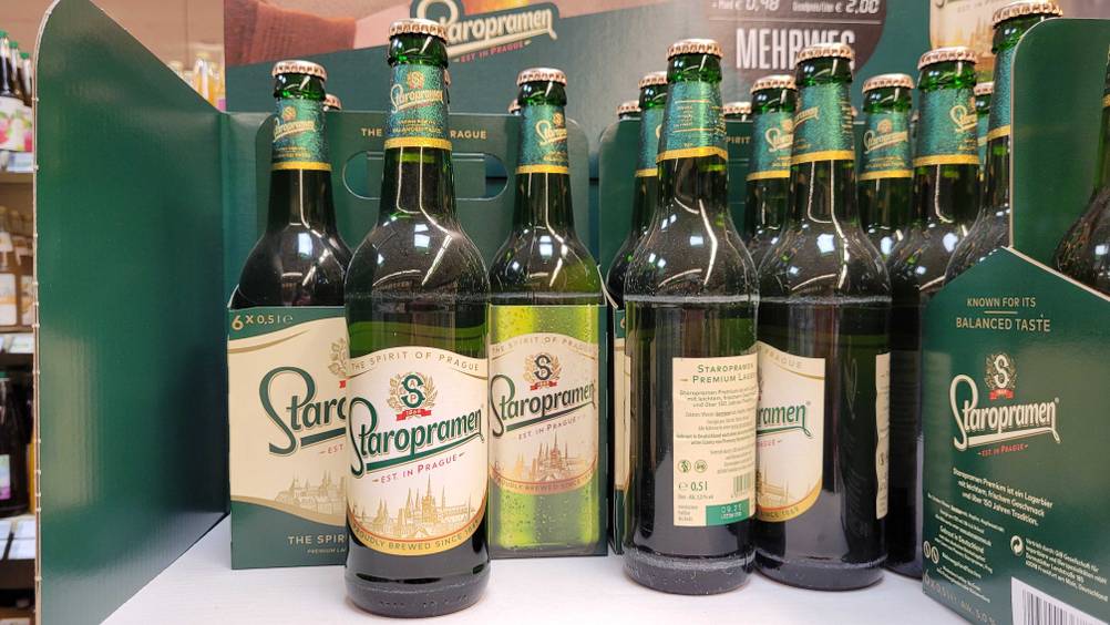 Mehrere Flaschen des getesteten Tschechischen Biers stehen nebeneinander in einem Regal.