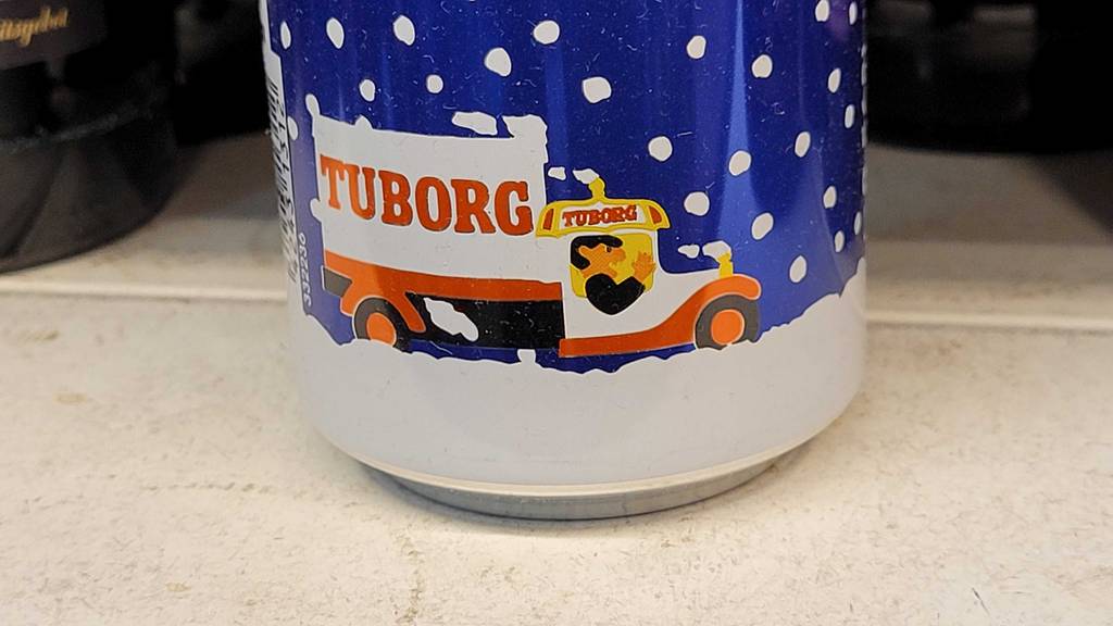 Weihnachtsbier im Test: Nahaufnahme der Dose Tuborg mit Pilsener.