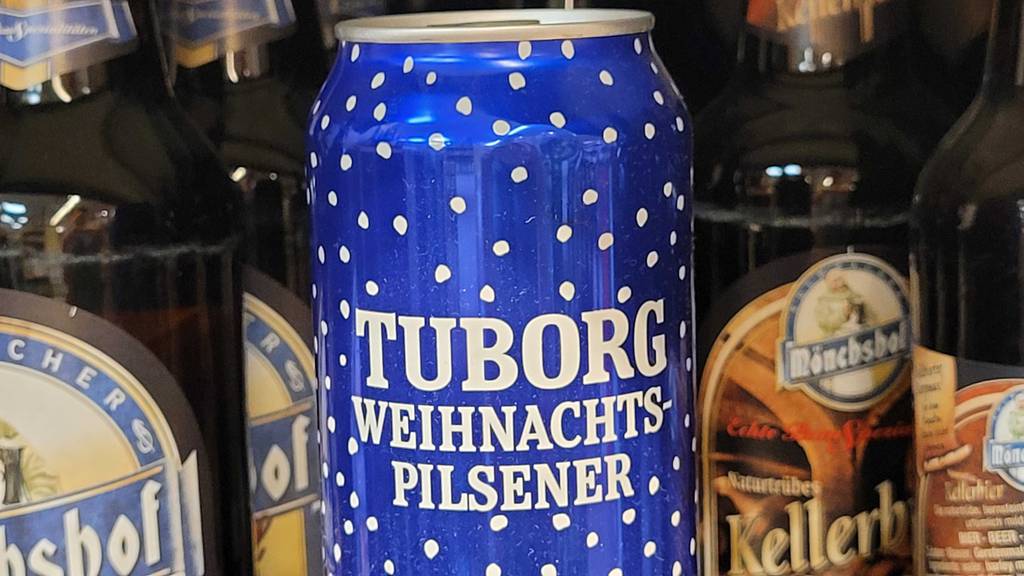 Das getestete Weihnachtsbier befindet sich in der Dose mit Pilsener im Weihnachtsdesign.