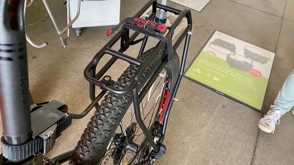 Mountainbike Gepäckträger im Test: Blick auf die Befestigungsmöglichkeiten mit Schrauben.