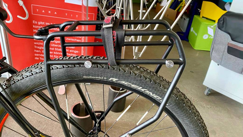 Getestet: Detailansicht des Materials eines schwarzen Mountainbike Gepäckträgers.