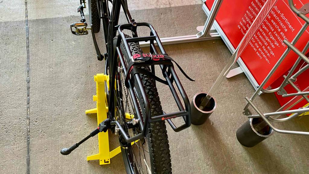 Auf einem Rad ist ein Mountainbike Gepäckträger zum testen montiert.
