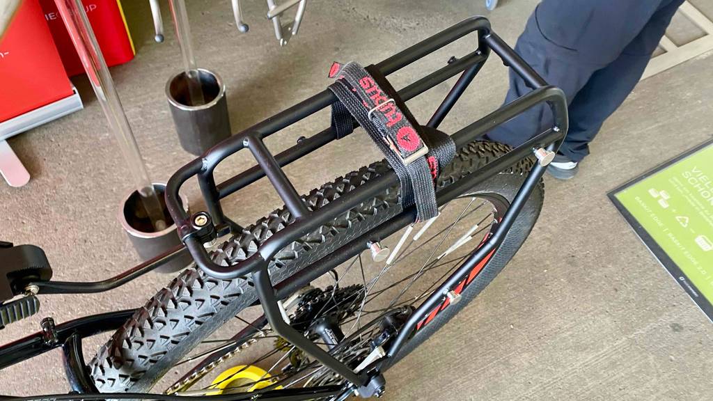 Auf dem Klettverschluss um einen Mountainbike Gepäckträger im Test ist der Markenname eingedruckt.