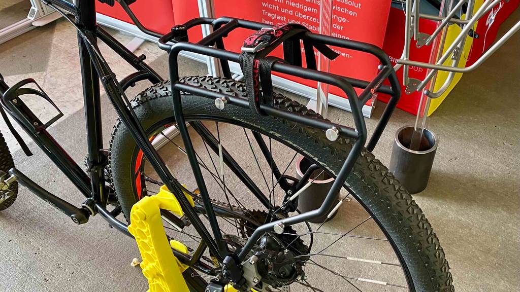 Im Test: Seitenansicht eines montierten Mountainbike Gepäckträgers.